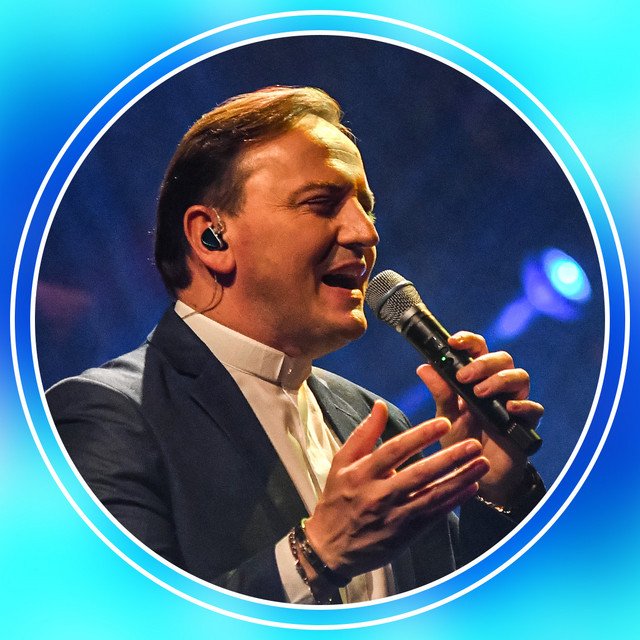 Padre Ezequiel cantando em um palco